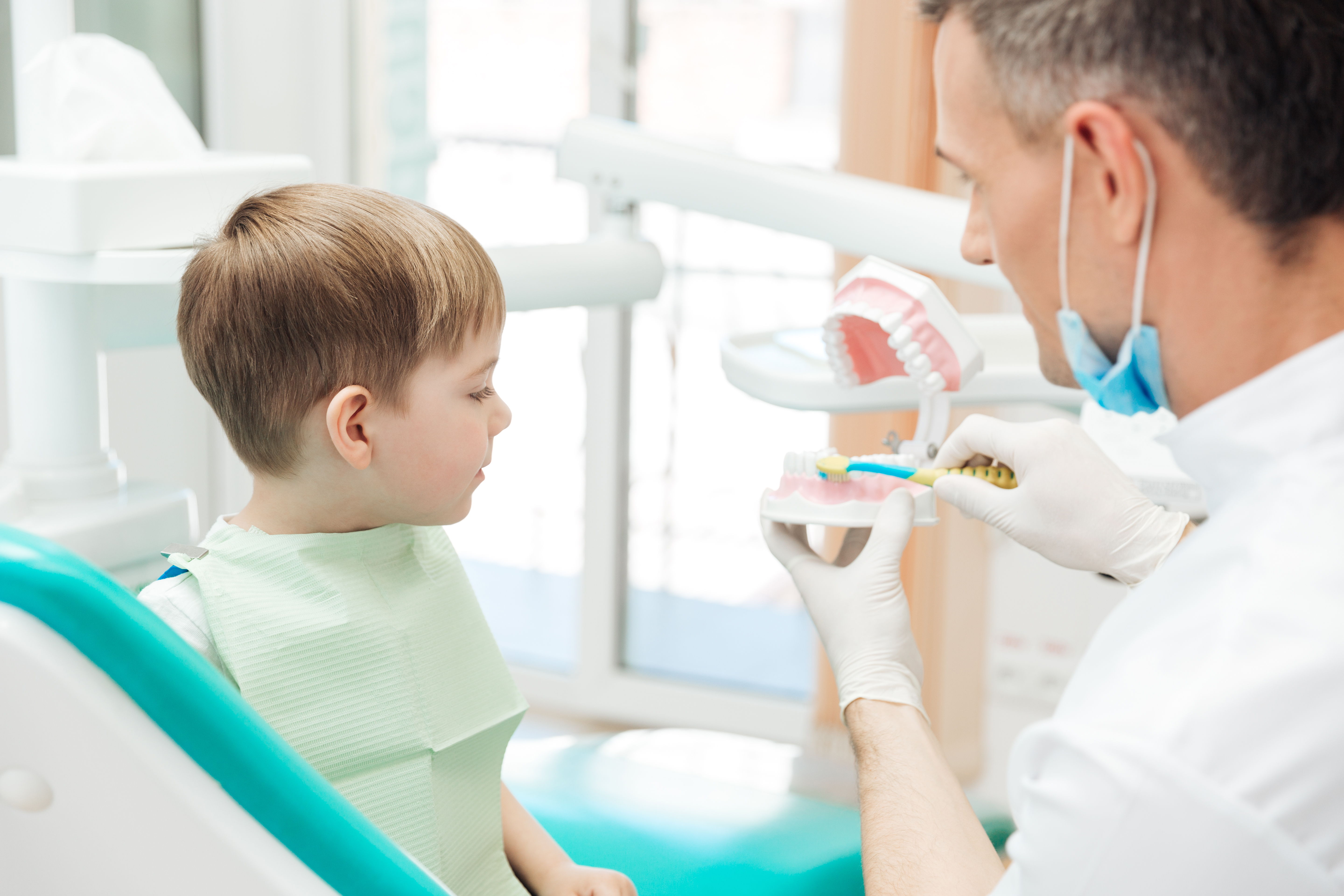 Детская стоматология толстого. Ребенок у стоматолога. Ребенок на приеме у стоматолога. Маленький ребенок у стоматолога. Детский прием у стоматолога.